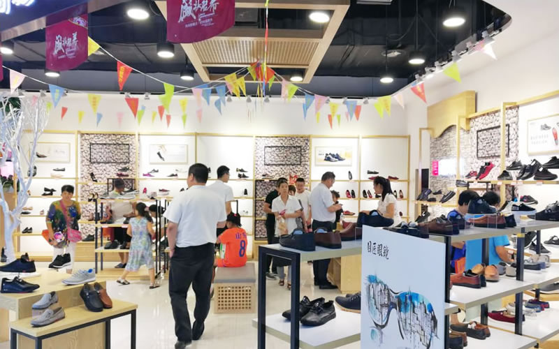 店鋪內部貨柜展示