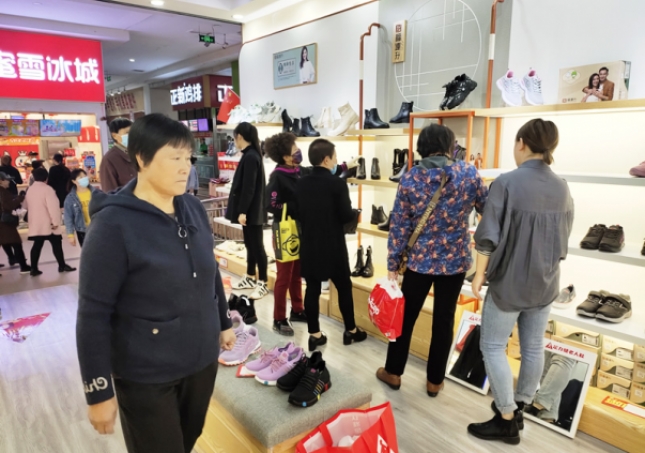 鞋子品牌加盟-現(xiàn)在鞋子品牌特別多，選擇哪個(gè)加盟更具有吸引力呢？